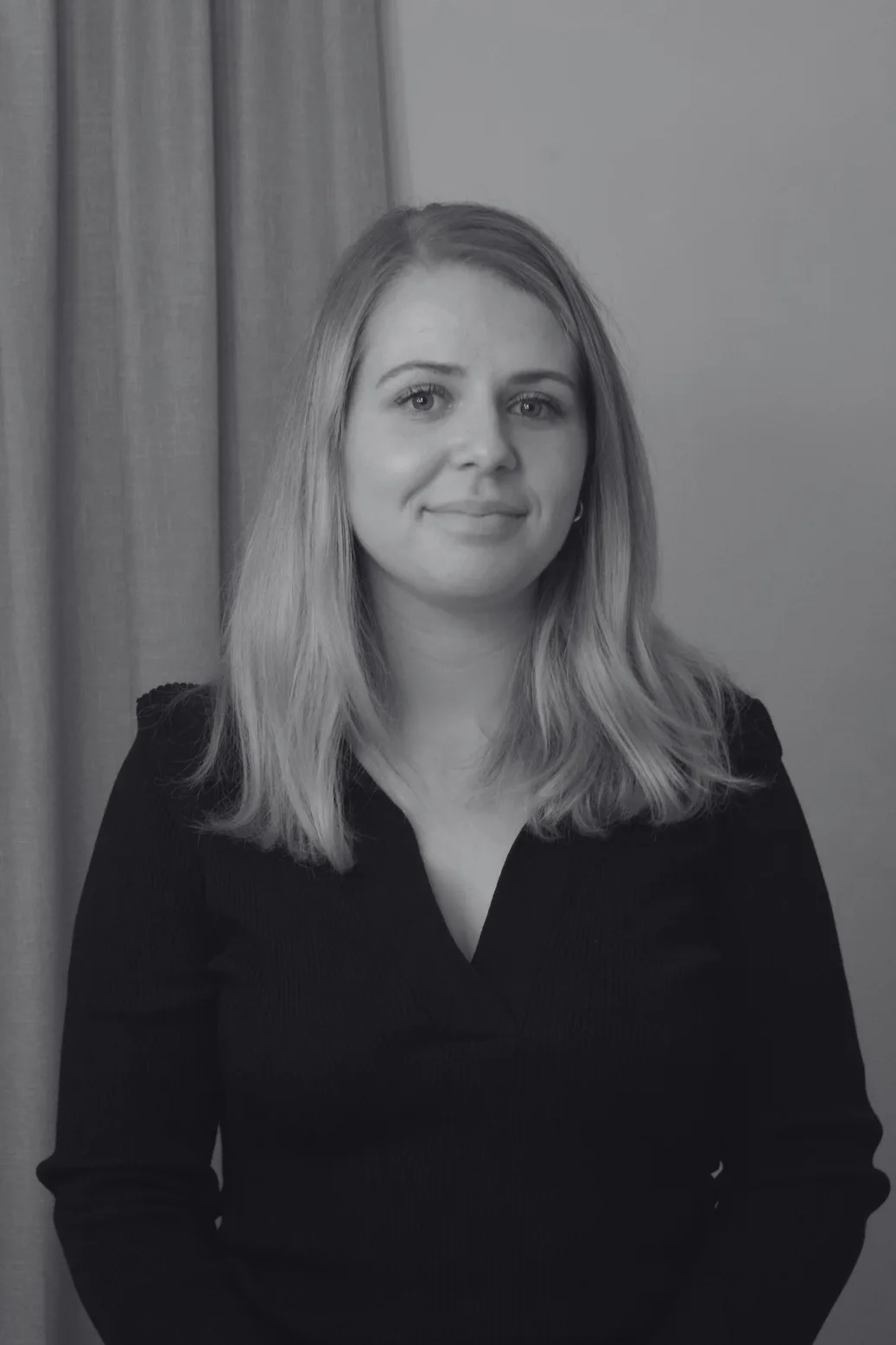Frida Bergstrand i svart blus, porträtt i svartvitt