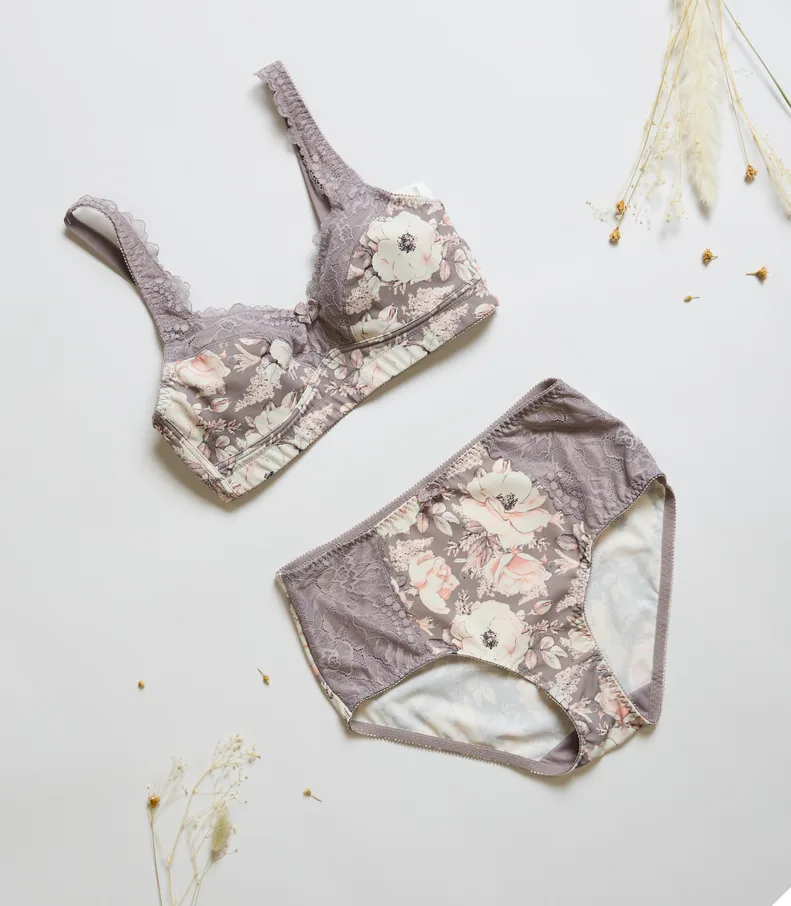 Blommigt set med spets i grått och rosa på vit bakgrund